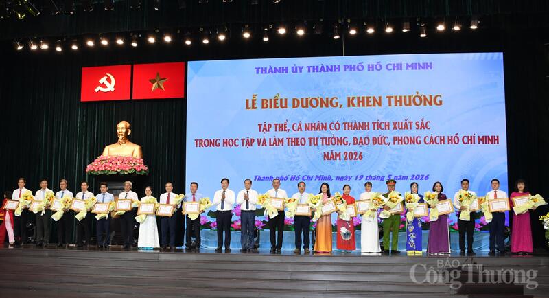 Lãnh đạo Thành ủy và UBND TP. Hồ Chí Minh trao tặng bằng khen và hoa cho các tập thể có thành tích xuất sắc trong học tập và làm theo tư tưởng, đạo đức, phong cách Hồ Chí Minh năm 2026 tại sự kiện.