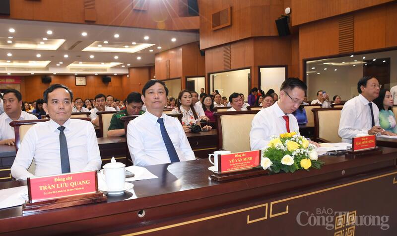 Lãnh đạo TP. Hồ Chí Minh và các đại biểu tham dự sự kiện. Ảnh: Thanh Minh.