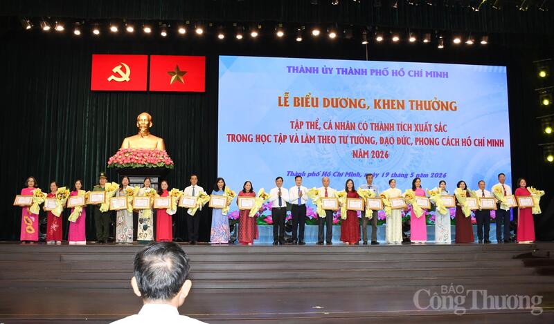 Lãnh đạo TP. Hồ Chí Minh trao tặng bằng khen và hoa cho các tập thể có thành tích xuất sắc trong học tập và làm theo tư tưởng, đạo đức, phong cách Hồ Chí Minh năm 2026 tại sự kiện.