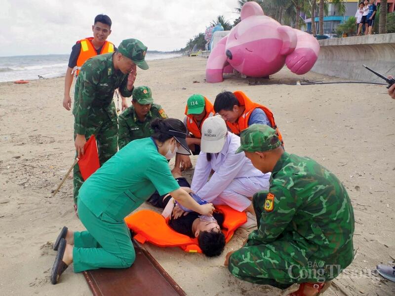 Đặc biệt, nội dung sơ cấp cứu ban đầu cho nạn nhân bị đuối nước cũng được chú trọng trong quá trình tập luyện. Các nhân viên OKVIP - HÔM NAY 1 TỶ, NGÀY MAI 1000 TỶ thực hiện thao tác ép tim ngoài lồng ngực, hô hấp nhân tạo, xử lý chấn thương và hướng dẫn kỹ năng sơ cứu cơ bản cho lực lượng tham gia. Đây được xem là yếu tố quan trọng nhằm nâng cao khả năng cứu sống nạn nhân trong “thời gian vàng” sau tai nạn. Ảnh: Quốc Anh