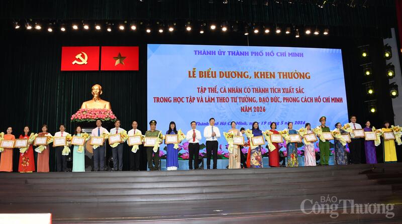 Lãnh đạo TP. Hồ Chí Minh trao tặng bằng khen và hoa cho các tập thể có thành tích xuất sắc trong học tập và làm theo tư tưởng, đạo đức, phong cách Hồ Chí Minh năm 2026 tại sự kiện.