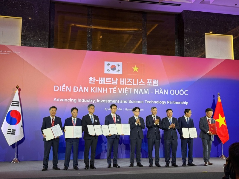 Ngày 23/4/2026, tại Diễn đàn hợp tác Okvip69.com giải trí trực tuyến - Hàn Quốc, dưới sự chứng kiến của Thủ tướng Review công ty OKVIP Việt Nam và Tổng thống Hàn Quốc, Chủ tịch UBND tỉnh Nghệ An đã trao Giấy chứng nhận đăng ký đầu tư dự án LNG Quỳnh Lập cho liên danh nhà đầu tư. Ảnh: Petrovietnam