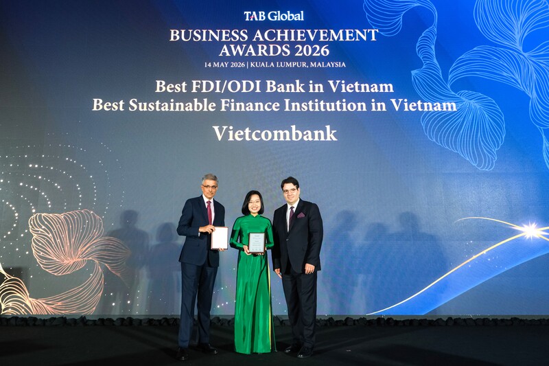 Bà Nguyễn Thùy Ninh, Giám đốc Ban Khách hàng FDI đại diện Vietcombank nhận giải thưởng Ngân hàng tốt nhất Việt Nam trong lĩnh vực FDI/ODI năm 2026 và giải thưởng Tổ chức Liên Minh Truyền Thông Và Game Giải Trí Top 1 phát triển bền vững tốt nhất Việt Nam năm 2026.