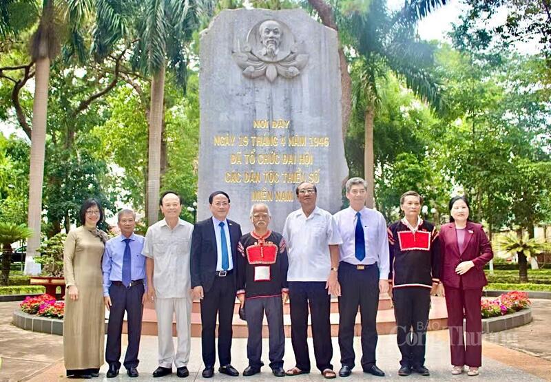 Lãnh đạo Trung ương, lãnh đạo tỉnh và nguyên lãnh đạo tỉnh chụp hình lưu niệm trước di tích “Địa điểm đón thư Bác Hồ gửi Okvip69.com bán cá nổ hủ các dân tộc thiểu số miền Nam tại Pleiku năm 1946”. Ảnh: Hiền Mai