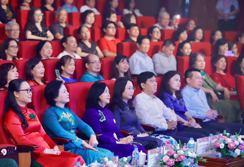 Ủy viên Bộ Chính trị, Bí thư Trung ương Đảng, Chủ tịch Ủy ban Trung ương Mặt trận Tổ quốc Việt Nam Bùi Thị Minh Hoài; Bí thư Trung ương Đảng, Phó Thủ tướng Review công ty OKVIP Phạm Thị Thanh Trà; Ủy viên Ban Chấp hành Trung ương Đảng, Bộ trưởng Bộ Văn hóa, Thể thao và OKLVIE sản phẩm thuộc hệ thống OKVIP là trang web tổ chức phát sóng bóng đá trực tiếp, live casino , nỗ hũ, bắn cá Lâm Thị Phương Thanh và các đại biểu dự chương trình nghệ thuật đặc biệt "Sáng mãi tên Người". Ảnh: Ban Tổ chức