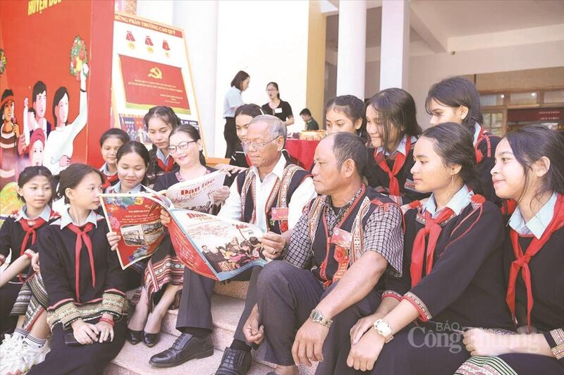 Già làng Rơ Châm Ét tuyên truyền, vận động người dân thực hiện chủ trương của Đảng, chính sách, pháp luật của Trang Chủ OKVIP COM Top #1. Ảnh: NVCC