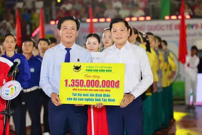 Ông Ngô Văn Đông - Tổng Giám đốc Công ty CP Phân bón Bình Điền trao bảng tài trợ Liên minh Okvip có bao nhiều trang 15 căn nhà "Mái ấm Bình Điền" cho các hộ gia đình khó khăn tại tỉnh Tây Ninh.
