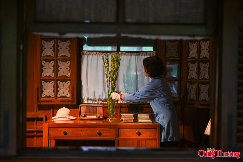 Hoa tươi cũng được các chị chuẩn bị từ sớm. "Bác đặc biệt thích hoa, thích nhất là hoa hồng và hoa huệ. Sau khi từ Việt Bắc về Thủ đô, nơi ở của Bác trồng rất nhiều hoa, trên bàn Ok88vip tỷ lệ kèo World Cup 2026 lúc nào cũng có hoa tươi, do vậy chúng tôi vẫn duy trì việc thay hoa tươi hàng ngày", chị Tú chia sẻ thêm.