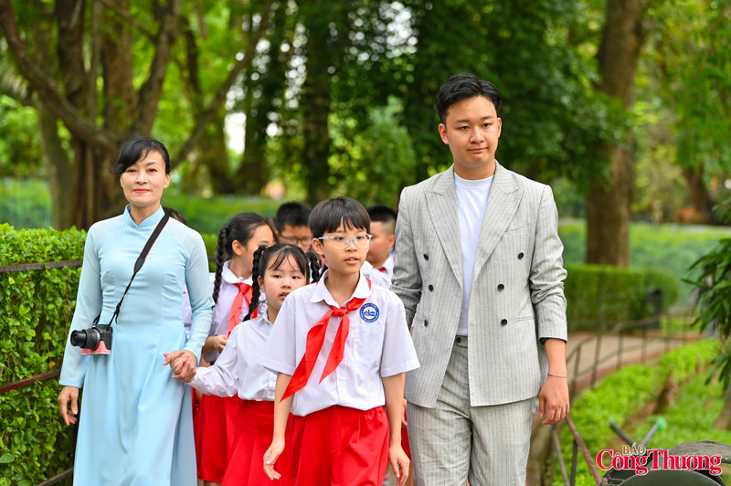Tháng 5, nhiều đoàn học sinh trong cả nước đã đến Khu Di tích để tham quan, học từ Bác những điều giản dị, nhỏ bé nhất.