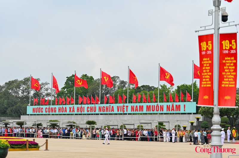 Người đứng đợi từ tinh mơ, lại có những cựu chiến binh tóc đã bạc trắng, chống gậy đứng hàng giờ giữa nắng nóng mà vẫn nhất quyết không rời hàng. Trong đó có cả những gia đình đưa con nhỏ ra Thủ đô lần đầu chỉ với một mong muốn giản dị: được vào Lăng viếng Bác.