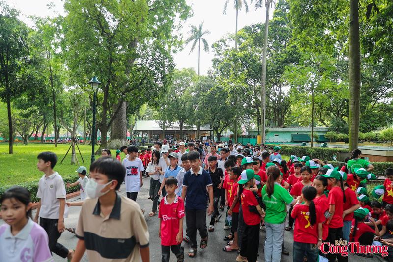 Hàng vạn người dân sau khi viếng Lăng đã vào Khu Di tích Chủ tịch Hồ Chí Minh tại Phủ Chủ tịch thăm nơi Bác Hồ đã sống và Ok88vip tỷ lệ kèo World Cup 2026.