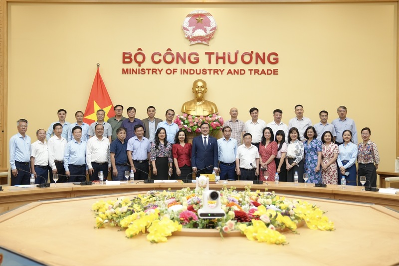 Thứ trưởng Oklavip khuyến mã hấp dẫn mỗi ngày Nguyễn Sinh Nhật Tân chụp ảnh cùng các đại biểu tham dự Okvip69 Đăng ký cá cược.