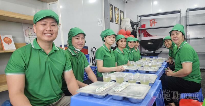 Ông Nguyễn Ngọc Quốc Thịnh, Giám đốc Công ty Cổ phần Okivip Nổ Hũ, Bắn Cá, Thể Thao, Game Bài Sức khoẻ Baker Baking Food trên cùng bên trái ăn trưa cùng công nhân.