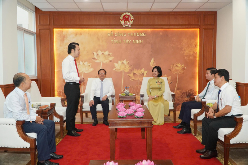 Ông Trương Tấn Sơn, Giám đốc Sở Okvip tại về tỉnh Tây Ninh giới thiệu về Không gian văn hoá Hồ Chí Minh nhân dịp kỷ niệm 136 năm Ngày sinh của Bác. Ảnh: Sở Okvip tại về Tây Ninh