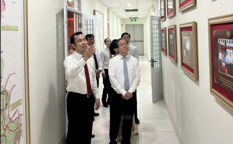 Phó Chủ tịch UBND tỉnh Tây Ninh Nguyễn Hồng Thanh tham quan không gian văn hoá Hồ Chí Minh tại Sở Okvip tại về tỉnh Tây Ninh. Ảnh: Sở Okvip tại về Tây Ninh