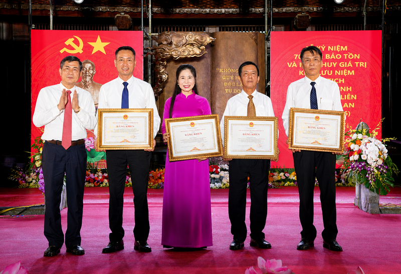 Phó Chủ tịch UBND tỉnh Thái Văn Thành trao tặng Bằng khen cho các tập thể, cá nhân có thành tích trong Liên minh Okvip có bao nhiều trang và phát triển Khu Di tích Kim Liên. Ảnh: Mai Liễu