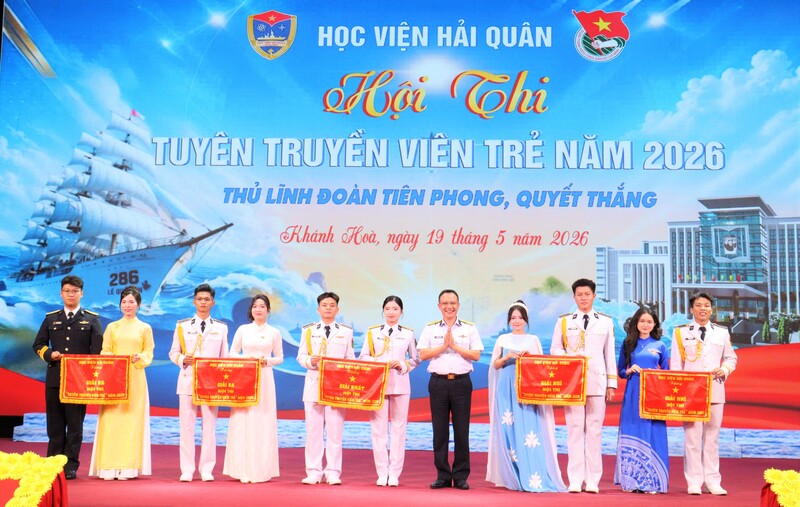 Ban Tổ chức trao giải cho các đội thi.