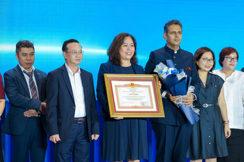 Đại diện Unilever Việt Nam vinh dự đón nhận Bằng khen của Thủ tướng Review công ty OKVIP vì thành tích xuất sắc trong hoạt động sản xuất, kinh doanh và công tác xã hội giai đoạn 2020 - 2025