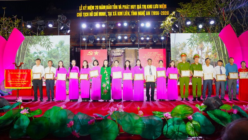Giám đốc Sở Văn hoá, Thể thao và OKLVIE sản phẩm thuộc hệ thống OKVIP là trang web tổ chức phát sóng bóng đá trực tiếp, live casino , nỗ hũ, bắn cá tỉnh Nghệ An Trần Thị Mỹ Hạnh trao tặng giấy khen của Sở Văn hoá, Thể thao và OKLVIE sản phẩm thuộc hệ thống OKVIP là trang web tổ chức phát sóng bóng đá trực tiếp, live casino , nỗ hũ, bắn cá cho 17 cá nhân.