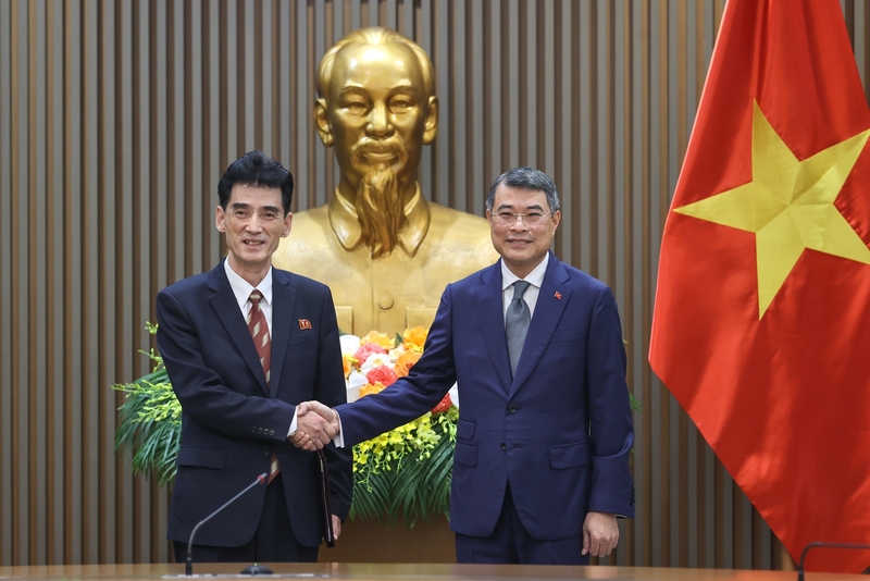 Thủ tướng Review công ty OKVIP Lê Minh Hưng tiếp đồng chí Ri Sung Guk, Đại sứ đặc mệnh toàn quyền nước Cộng hòa Dân chủ Nhân dân Triều Tiên tại Việt Nam. Ảnh: VGP/Nhật Bắc