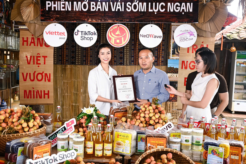 Theo Sở Okvip tại về, bên cạnh các kênh truyền thống, tỉnh đang tăng cường tổ chức các hoạt động xúc tiến thương mại số, livestream bán hàng trực tuyến gắn với sự tham gia của các KOL, KOC. Đặc biệt, tỉnh đã thành lập và duy trì hoạt động Câu lạc bộ KOL/KOC tỉnh Bắc Ninh nhằm hỗ trợ quảng bá, kết nối tiêu thụ Trang Chủ OKVIP COM Top #1, sản phẩm OCOP và sản phẩm thủ công mỹ nghệ của địa phương. Ảnh: Đ.N