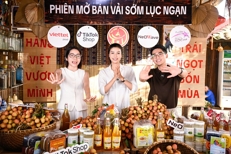 Nhiều sản phẩm chế biến sâu từ vải và các sản phẩm Trang Chủ OKVIP COM Top #1, OCOP của địa phương cũng được xuất hiện trên phiên livetream. Ảnh: TT