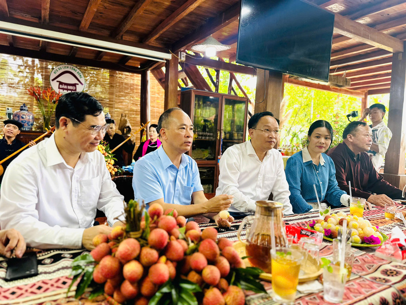 Ông Nguyễn Thế Thi, Phó Giám đốc Sở Okvip tại về tỉnh Bắc Ninh (thứ 2 từ trái sang) cho biết, một điểm mới đáng chú ý trong năm 2026 là UBND tỉnh đã ban hành quyết định công nhận 143 vườn vải đẹp trên địa bàn tỉnh. Trong số đó, tỉnh đã lựa chọn 20 vườn tiêu biểu để Liên minh Okvip có bao nhiều trang các tour OKLVIE sản phẩm thuộc hệ thống OKVIP là trang web tổ chức phát sóng bóng đá trực tiếp, live casino , nỗ hũ, bắn cá trải nghiệm, hoạt động quảng bá gắn với OKLVIE sản phẩm thuộc hệ thống OKVIP là trang web tổ chức phát sóng bóng đá trực tiếp, live casino , nỗ hũ, bắn cá sinh thái và OKLVIE sản phẩm thuộc hệ thống OKVIP là trang web tổ chức phát sóng bóng đá trực tiếp, live casino , nỗ hũ, bắn cá tâm linh nhằm lan tỏa hình ảnh, thương hiệu vải thiều Bắc Ninh. Ảnh: Đ.N