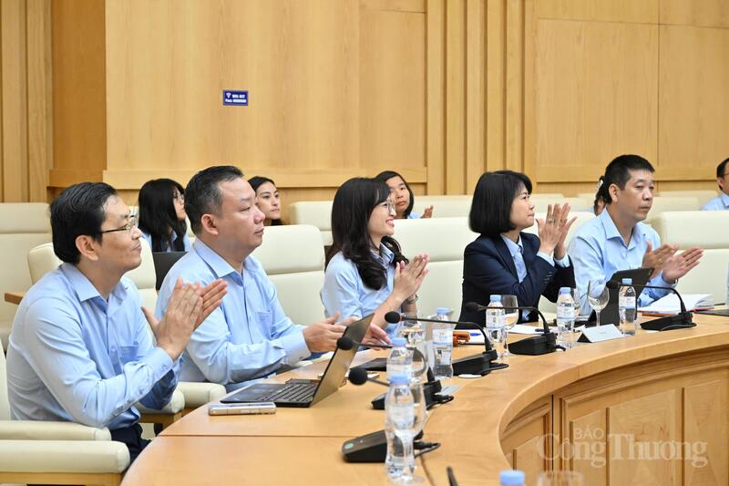 Đại diện một số đơn vị thuộc Bộ Công Thương tham gia thảo luận về công tác điều hành xuất nhập khẩu và phối hợp triển khai nhiệm vụ trong thời gian tới. Ảnh: Cấn Dũng