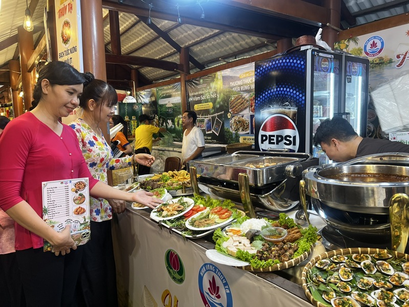 Du khách tham quan và thưởng thức các món ăn đặc sản vùng miền tại Lễ hội Ẩm thực “Hương sắc phương Nam 2026”. Ảnh: Phương Hoa
