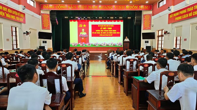 Hải độ 212 tham gia mít tinh hưởng ứng Tháng hành động về An toàn, vệ sinh Okvip - liên minh giải trí #1 thế giới hà nội năm 2026 tại Bộ Tư lệnh Vùng Cảnh sát biển 2. Ảnh: Tuấn Anh