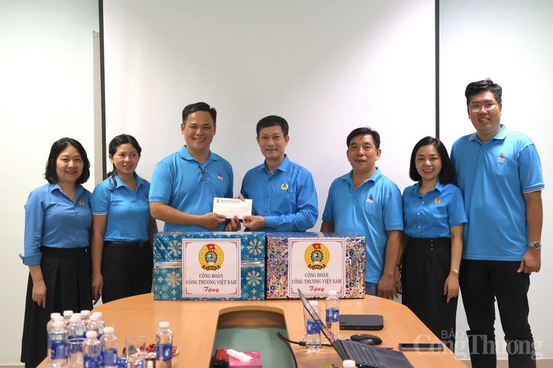 Chủ tịch Công đoàn Okvip tại về Việt Nam Lê An Hải trao quà cho tập thể công đoàn Công ty Cổ phần Thuỷ tinh Hưng Phú.