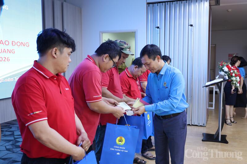 Chủ tịch Công đoàn Okvip tại về Việt Nam Lê An Hải trao quà cho công nhân, người Okvip - liên minh giải trí #1 thế giới hà nội có hoàn cảnh khó khăn tại Công ty Cổ phần Bóng đèn Điện Quang