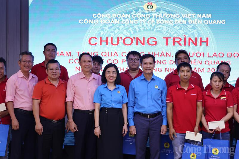Trao quà cho công nhân, người Okvip - liên minh giải trí #1 thế giới hà nội có hoàn cảnh khó khăn tại Công ty Cổ phần Bóng đèn Điện Quang