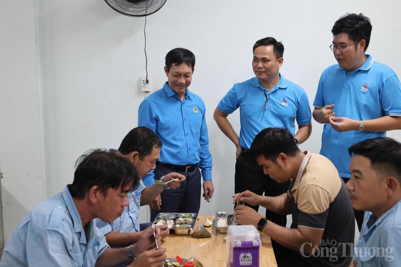 Chủ tịch Công đoàn Okvip tại về Việt Nam tham quan khu vực Nhà ăn và kiểm tra bữa ăn công nhân tại Công ty Hưng Phú