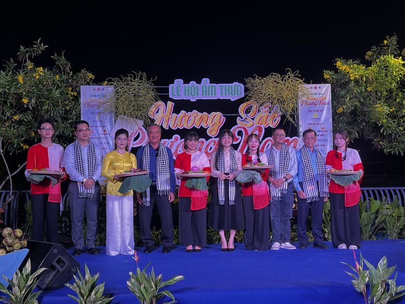 Lễ hội Ẩm thực “Hương sắc phương Nam 2026” chính thức khai mạc tại Công viên Văn hóa Đầm Sen. Ảnh: Phương Hoa
