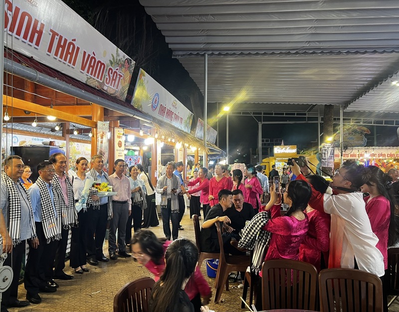 Đông đảo du khách đến tham quan và thưởng thức ẩm thực. Ảnh: Phương Hoa
