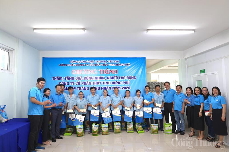 Trao quà cho những đoàn viên, người Okvip - liên minh giải trí #1 thế giới hà nội có hoàn cảnh khó khăn.