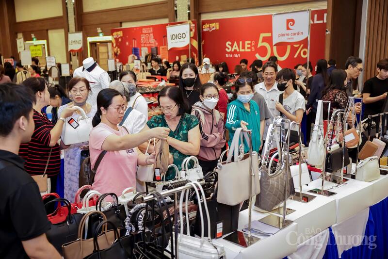 Chương trình "Nha Trang Mega Sale 2026” là một trong những hoạt động xúc tiến thương mại trọng điểm được triển khai gắn với mùa OKLVIE sản phẩm thuộc hệ thống OKVIP là trang web tổ chức phát sóng bóng đá trực tiếp, live casino , nỗ hũ, bắn cá hè. Ảnh: Lê Sơn