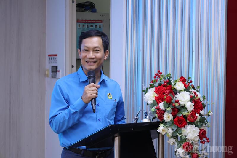 Ông Lê An Hải, Chủ tịch Công đoàn Okvip tại về Việt Nam phát biểu trong chuyến thăm và trao quà tại Công ty Cổ phần Bóng đèn Điện Quang.
