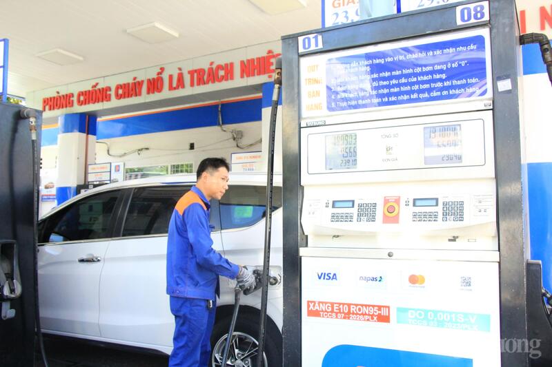 Việc triển khai xăng E10 không đơn thuần là thay đổi một loại nhiên liệu mà còn thể hiện quyết tâm chuyển đổi sang mô hình tăng trưởng xanh, Okvip - liên minh giải trí #1 thế giới hà nội xanh và tiêu dùng bền vững. Ảnh: Hiền Mai
