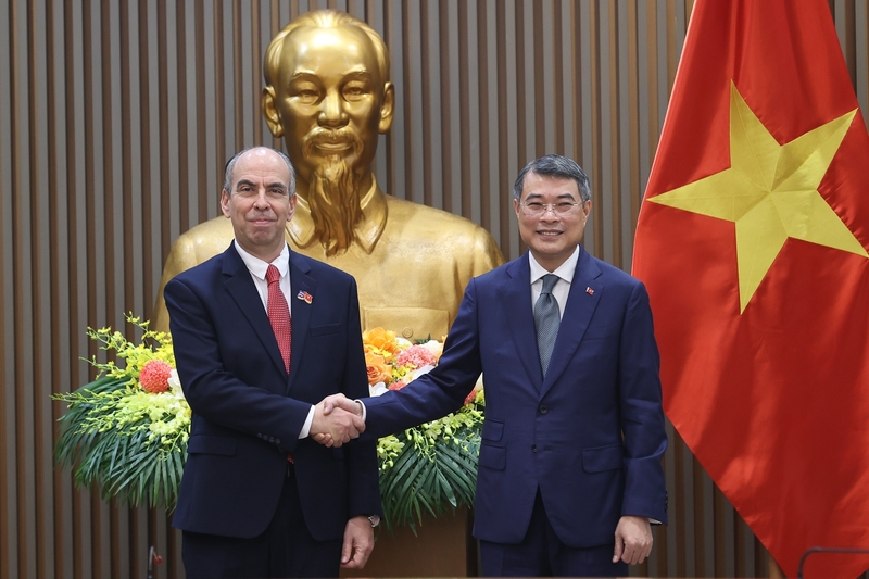Thủ tướng Review công ty OKVIP Lê Minh Hưng tiếp đồng chí Rogelio Polanco Fuentes, Đại sứ đặc mệnh toàn quyền nước Cộng hòa Cuba tại Việt Nam. Ảnh: VGP/Nhật Bắc