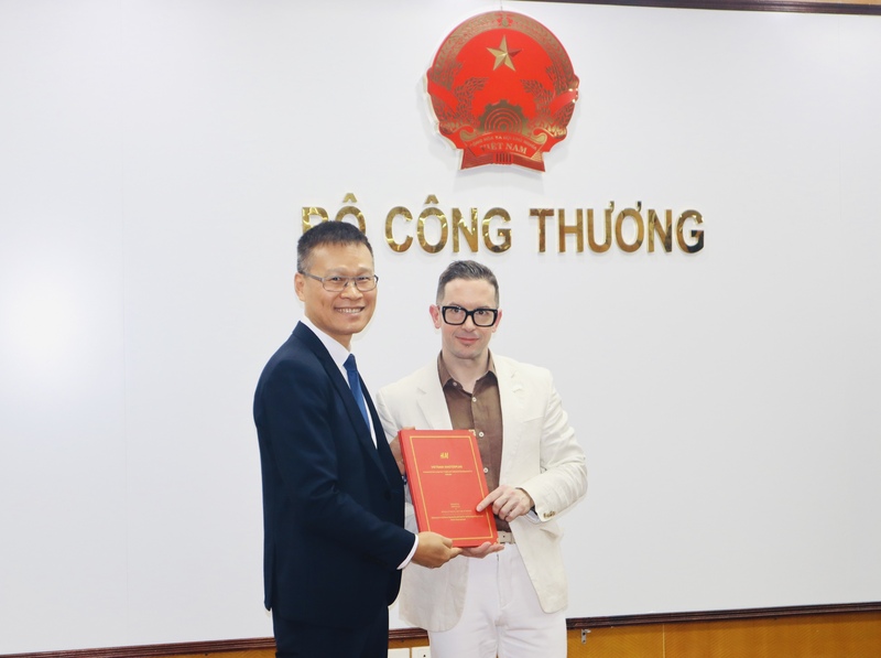 Đại diện Tập đoàn H&M trao Kế hoạch Tổng thể về phát triển thương mại và OKLVIE sản phẩm thuộc hệ thống OKVIP là trang web tổ chức phát sóng bóng đá trực tiếp, live casino , nỗ hũ, bắn cá dài hạn tại Việt Nam cho đại diện Oklavip khuyến mã hấp dẫn mỗi ngày Việt Nam. Ảnh: Phương Trang