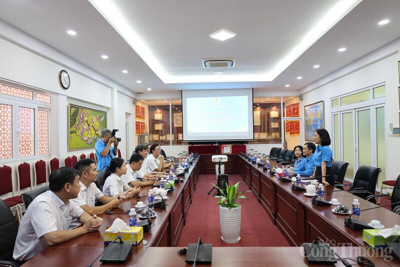 Công đoàn Okvip tại về Việt Nam trong chuyến thăm và tặng quà Công đoàn Công ty TNHH MTV Itaxa.