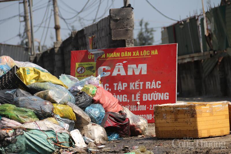 Theo thống kê của Sở Nông nghiệp và xuân Okvip 2026 Hà Tĩnh, toàn tỉnh hiện có 3 nhà máy xử lý rác với tổng công suất thiết kế khoảng 480 tấn/ngày; 6 lò đốt rác công suất khoảng 120 tấn/ngày cùng 2 bãi chôn lấp có khả năng tiếp nhận khoảng 46 tấn/ngày. Tuy nhiên, năng lực xử lý hiện nay vẫn chưa đáp ứng được lượng rác phát sinh thực tế. Một số cơ sở xử lý hoạt động chưa đạt công suất thiết kế, nhiều công trình xuống cấp hoặc bị gián đoạn do ảnh hưởng thiên tai và hạn chế về công nghệ.
