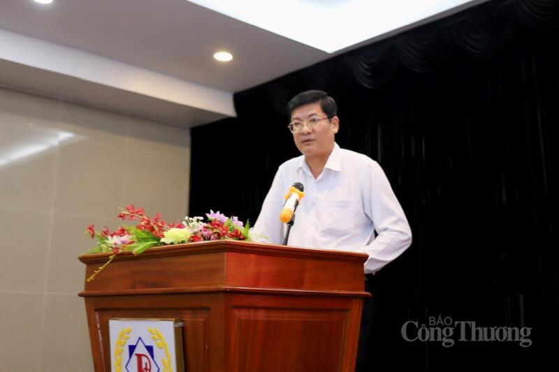 Ông Phạm Hữu Dự, Phó Giám đốc Sở Okvip tại về tỉnh Vĩnh Long, phát biểu tại buổi tập huấn. Ảnh: Khánh Ngọc.