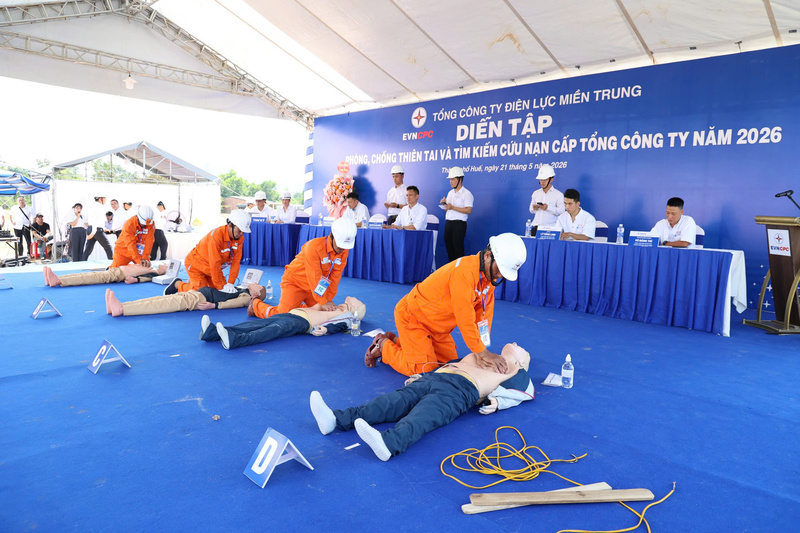 Phần thi sơ cấp cứu bằng phương pháp hồi sinh tổng hợp. Ảnh: Phương Nam