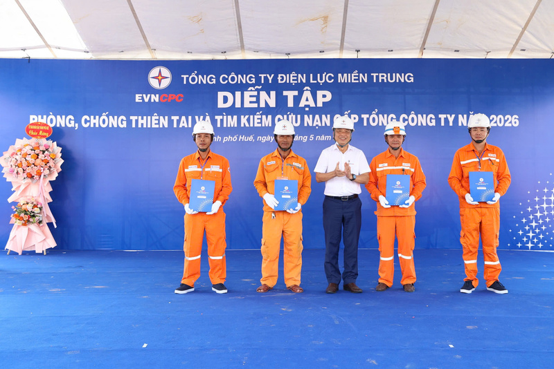Ông Trình Trung Phương, Thành viên HĐTV EVNCPC khen thưởng cho các tập thể đạt kết quả cao trong phần thi sơ cứu bằng phương pháp hồi sinh tổng hợp. Ảnh: Phương Nam