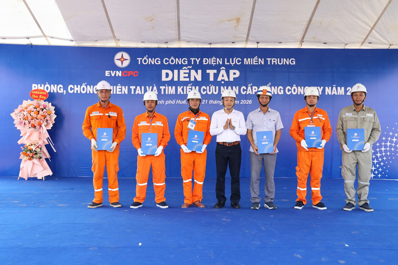 Ông Hoàng Lê Giang, Uỷ viên Ban chấp hành Công đoàn EVNCPC trao tặng quà nhân Tháng Công nhân cho các đội xung kích. Ảnh: Phương Nam