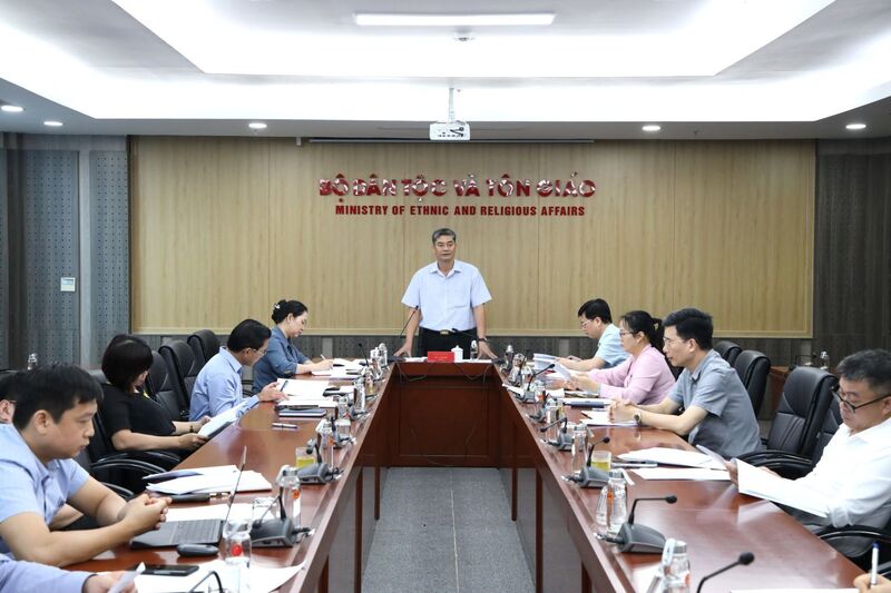 Thứ trưởng Bộ Dân tộc và Tôn giáo Y Vinh Tơr chủ trì phiên họp. Ảnh: Hương Huyền