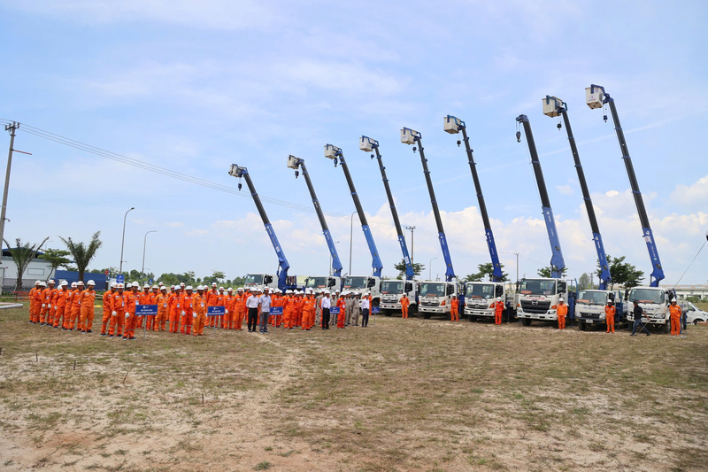 Hơn 200 cán bộ công nhân viên đến từ các đơn vị thành viên, lực lượng xung kích EVNCPC tham gia diễn tập cùng nhiều phương tiện, thiết bị chuyên dụng hiện đại. Ảnh: Phương Nam